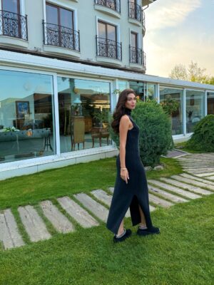 Dik Yaka Yırtmaçlı Triko Elbise