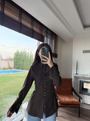 BELDEN OTURTMALI DÜĞME AKSESUARLI GÖMLEK